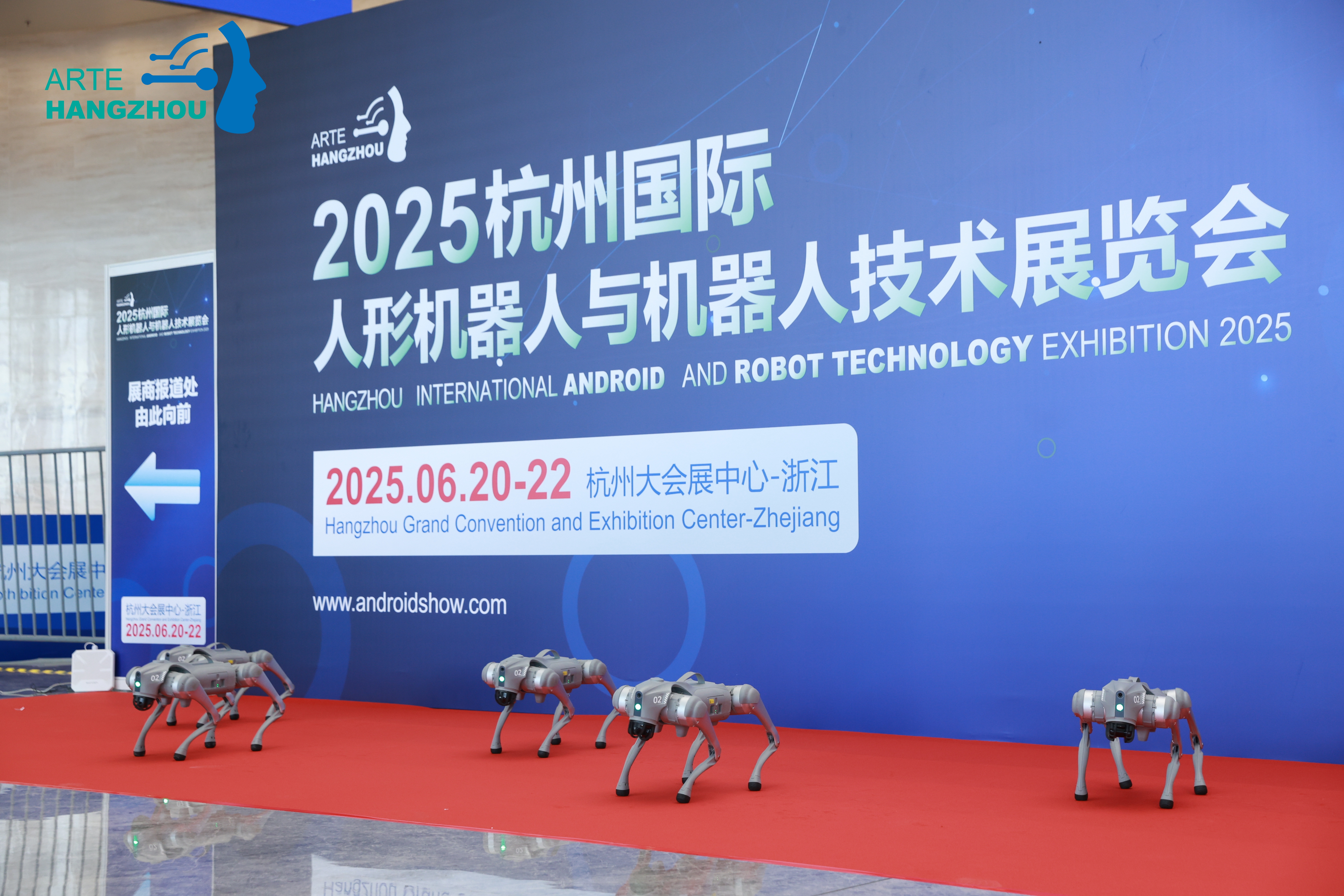 阿普奇“双脑”控制器亮相杭州人形机器人展，赋能具身智能规模化落地